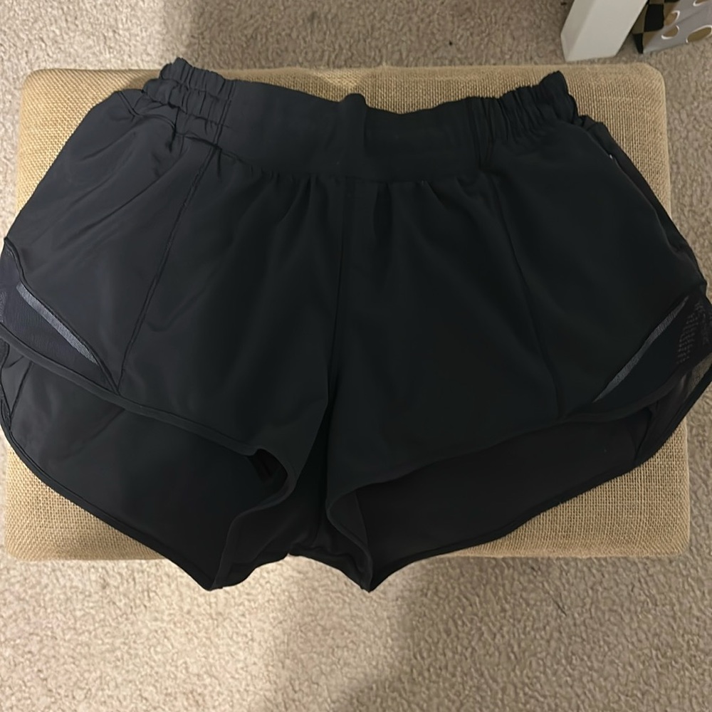 Lululemon Hotty Hots 2.5 inch low rise size 8 color black
